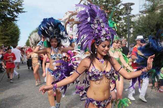 Imagen de un carnaval brasileño con chicas bailando samba